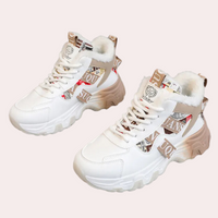Weiße Damen-Sneaker mit Fellfutter, modisches Design, bequeme Freizeitschuhe.