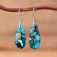 Blaue Tropfen-Ohrringe aus Naturstein, Silberhaken, handgefertigter Schmuck, Boho-Stil.
