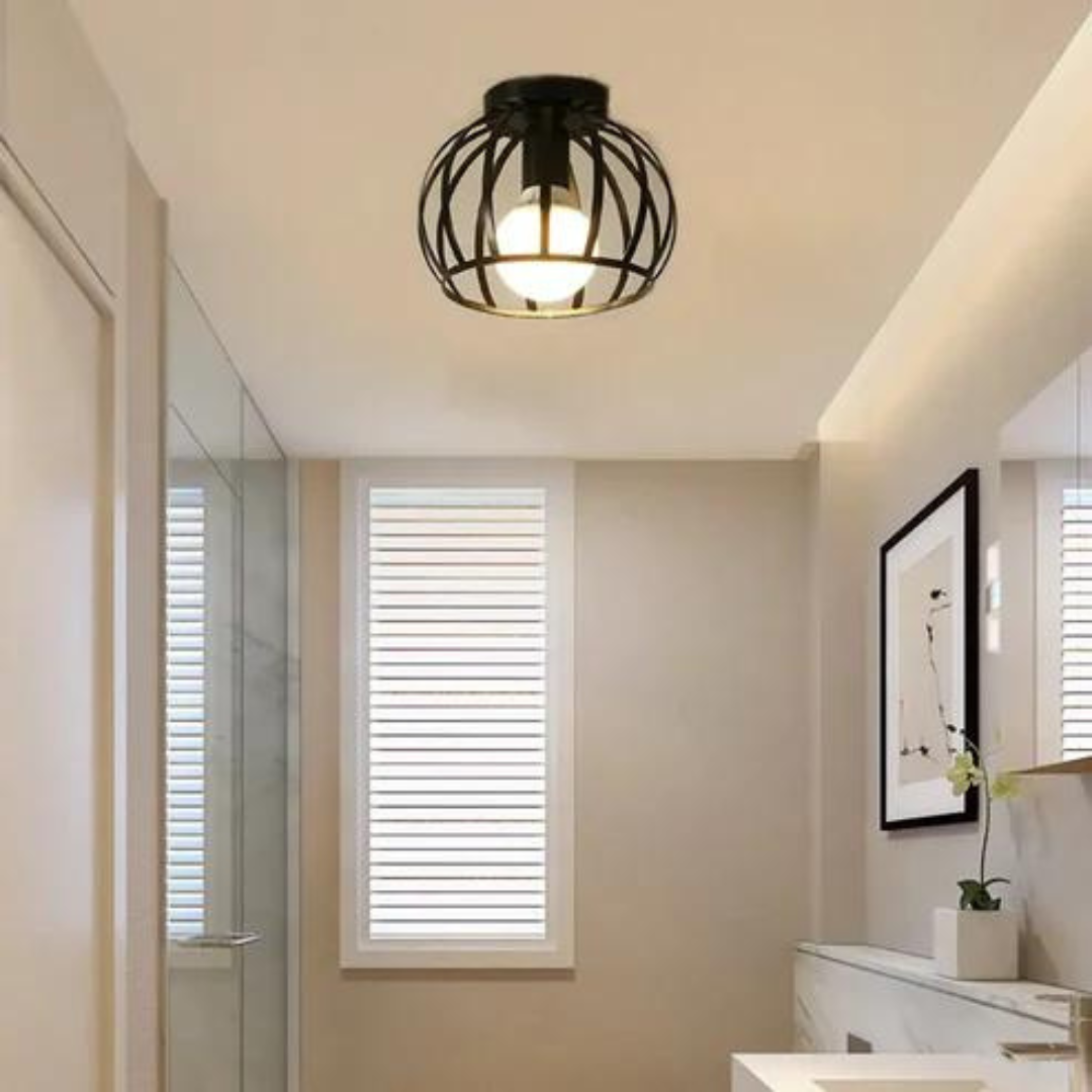 Schwarze Deckenleuchte im modernen Badezimmer, Glasfenster, minimalistische Einrichtung.