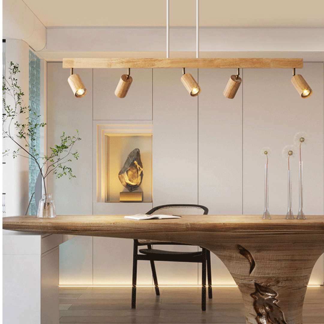 Moderne Holz-Pendelleuchte über Esstisch, skandinavisches Design, warmes Licht, Innenbeleuchtung.