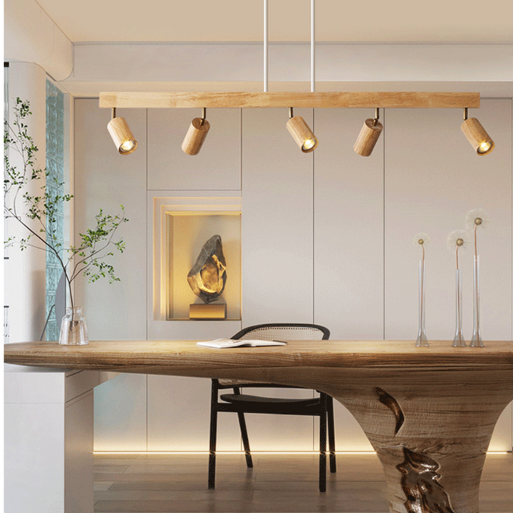 Moderne Holz-Pendelleuchte über Esstisch, skandinavisches Design, warmes Licht, Innenbeleuchtung.