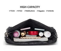 Schwarze Handtasche mit hoher Kapazität, gefüllt mit Alltagsgegenständen, ideal für Damen.