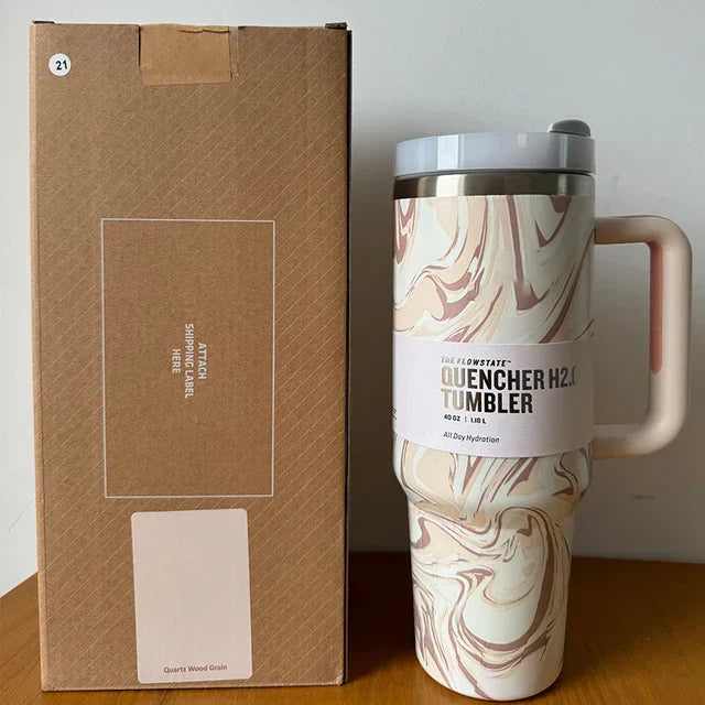 Beiger Stanley Quencher H2.0 Tumbler, 1,2L, mit Marmormuster, neben Verpackung.