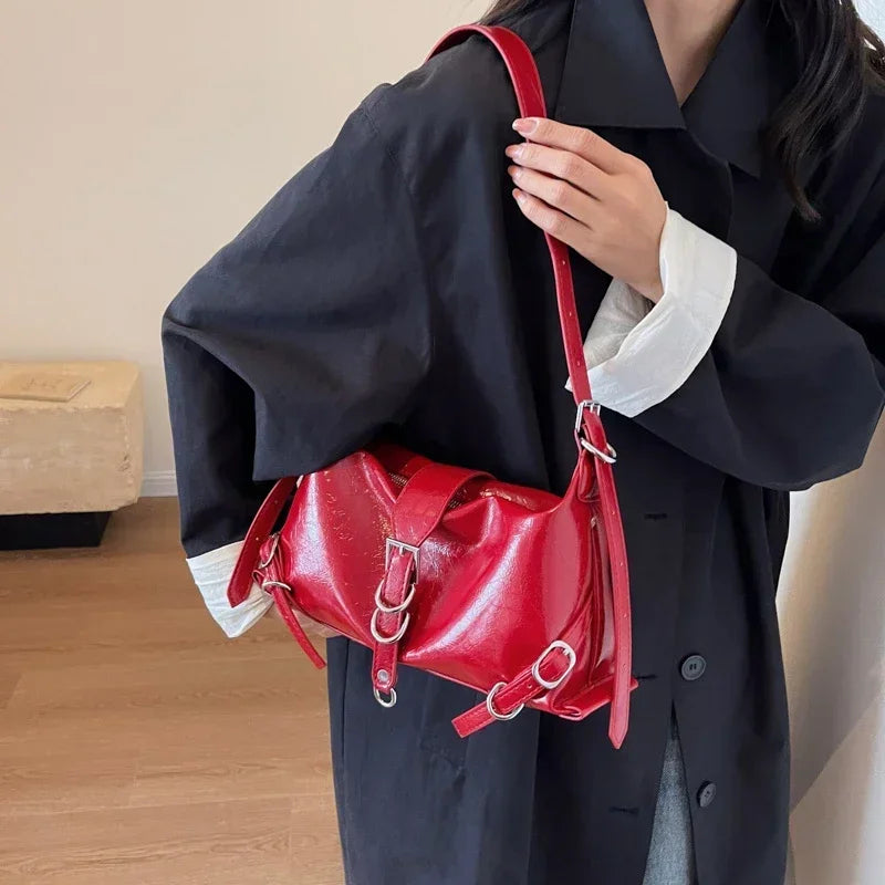 Frau mit roter Ledertasche, modisches Accessoire, Umhängetasche, elegantes Design.
