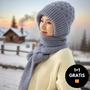 Frau mit grauem Strickmütze und Schal im Winter, 1+1 Gratis Angebot, verschneite Landschaft.