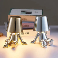 Zwei moderne Tischlampen in Gold und Silber, Buchstapel, stilvolle Beleuchtung, Wohnzimmer-Dekor.