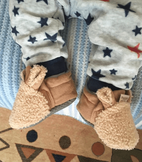 Weiche rutschfeste Lauflernschuhe für Babys mit Lamm-Motiv – Winterzauber Schrittchenwarm