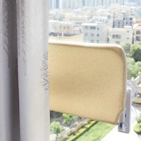 Beige Sonnenschutzrollo am Fenster mit Stadtblick, UV-Schutz, lichtundurchlässig, modern.
