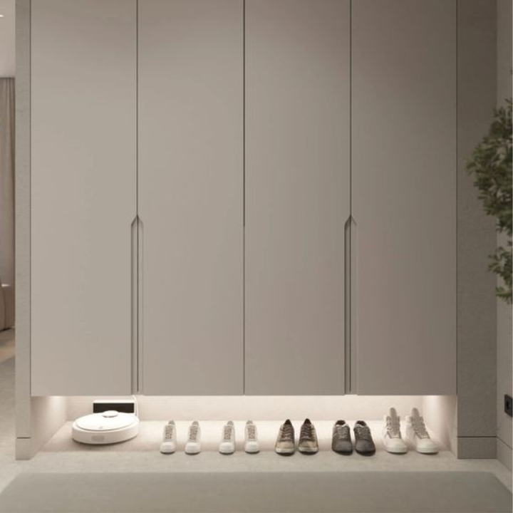 Beiger Einbauschrank mit Schuhregal und Saugroboter, modernes minimalistisches Design.