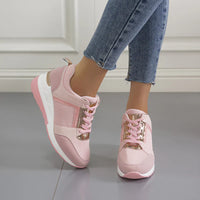 Damen-Sneaker rosa, sportlich, bequem, modisch, Freizeitschuhe, Jeans, weißer Hintergrund.