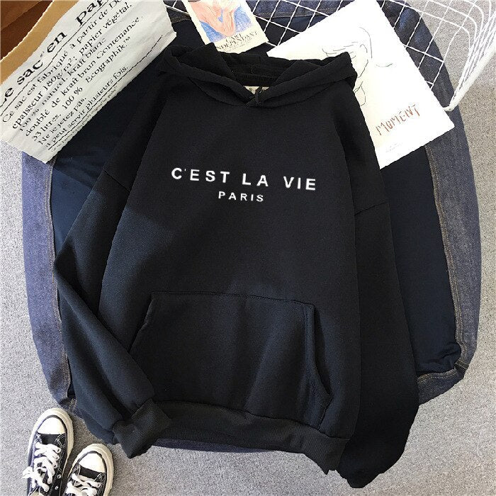 Schwarzer Hoodie mit "C'est La Vie Paris" Aufdruck, lässige Mode, Baumwolle, Unisex.