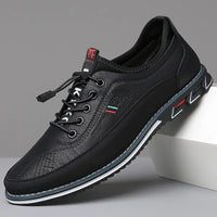 Schwarzer Herren-Ledersneaker, rutschfeste Sohle, modisches Design, Freizeitmode.