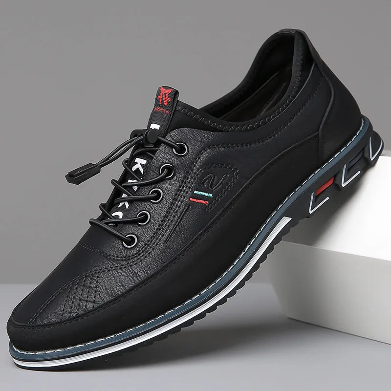 Schwarzer Herren-Ledersneaker, rutschfeste Sohle, modisches Design, Freizeitmode.