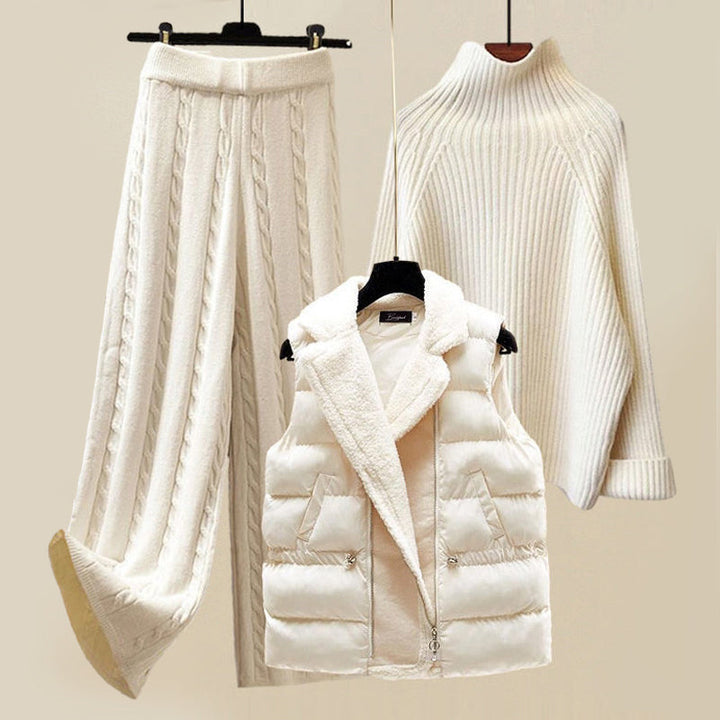 Weiße Strickhose, Rollkragenpullover und gesteppte Weste, Damenmode, Winteroutfit.