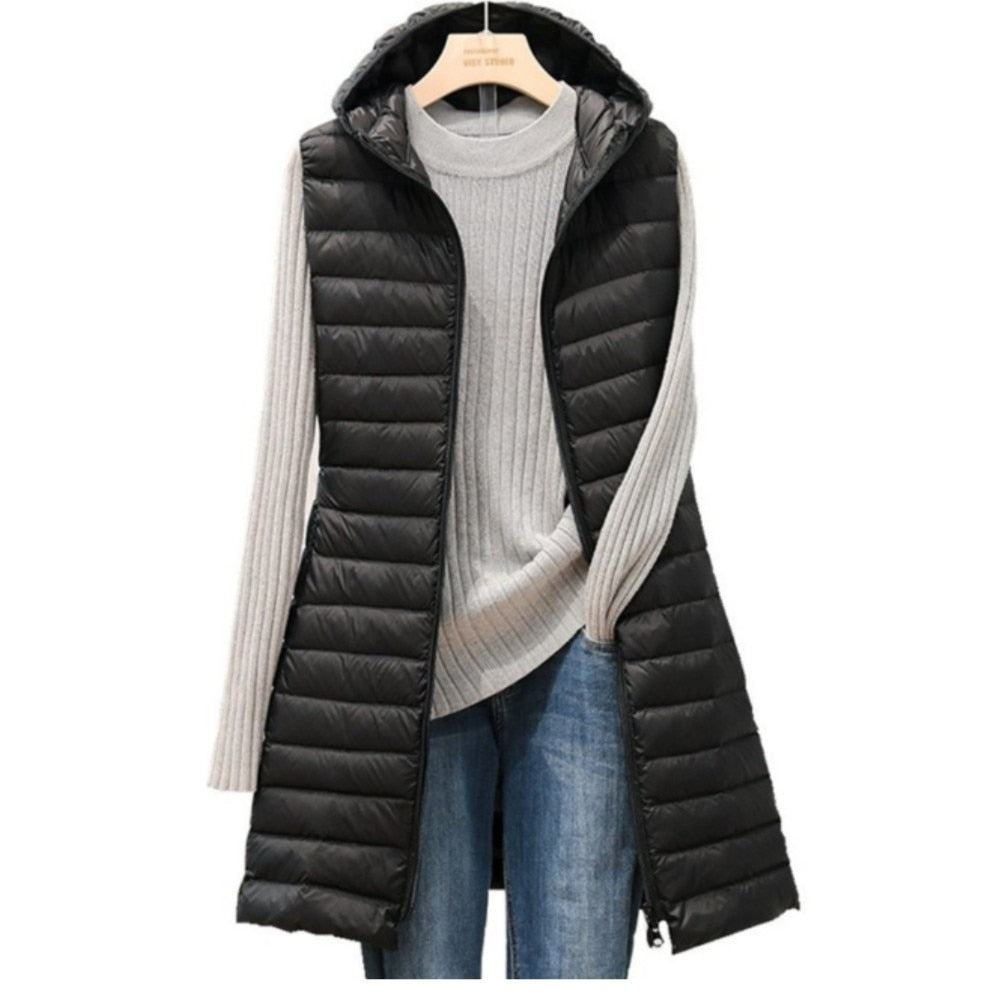 Schwarze Damen-Daunenweste mit Kapuze, grauer Pullover, blaue Jeans, modisch, warm, Winterkleidung.