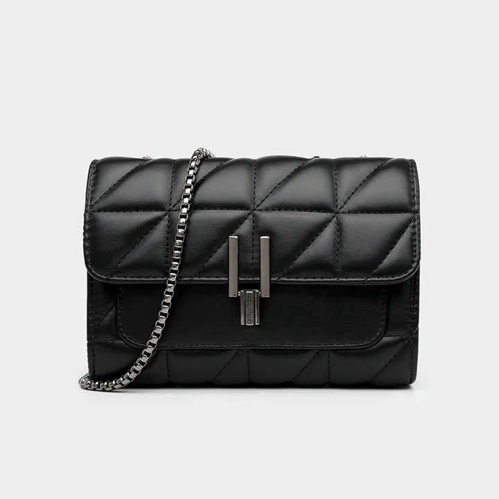 Schwarze gesteppte Lederhandtasche mit Kettenriemen, elegantes Design, Damenmode.