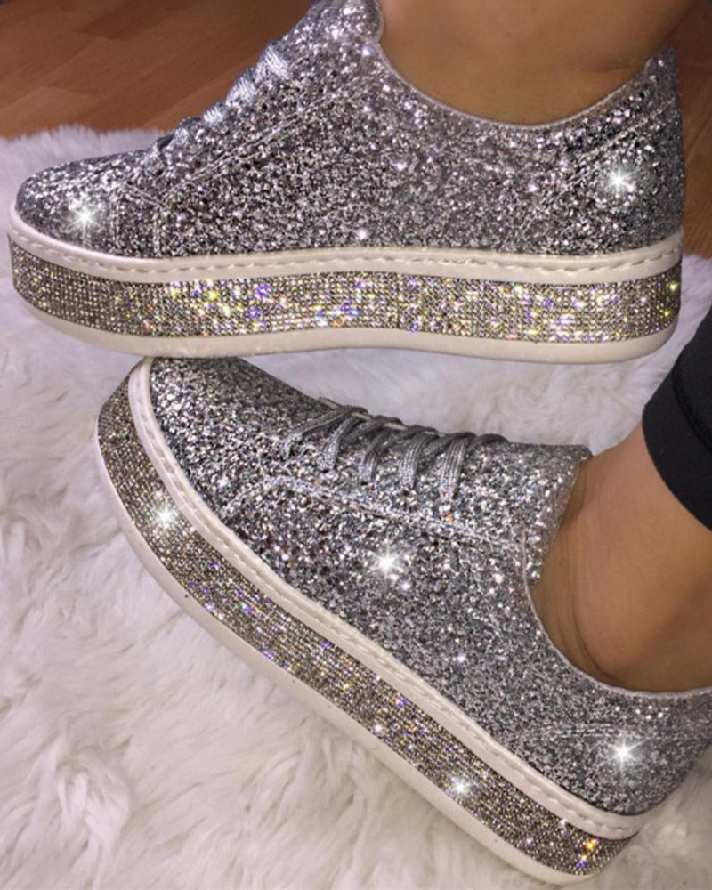 Silberne Glitzersneaker mit Strass, Damenmode, trendige Schuhe, funkelnde Plateau-Sneaker.