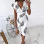 Frau im weißen Kleid mit schwarzen Blattmustern, elegantes Design, Sommermode, Spiegelselfie.