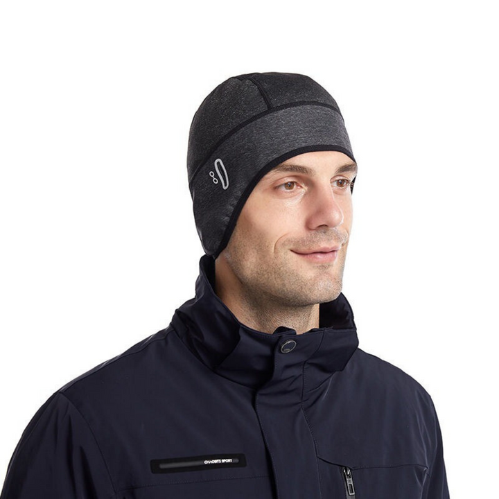 Mann mit schwarzer Wintermütze, atmungsaktiv, winddicht, ideal für Outdoor-Aktivitäten.