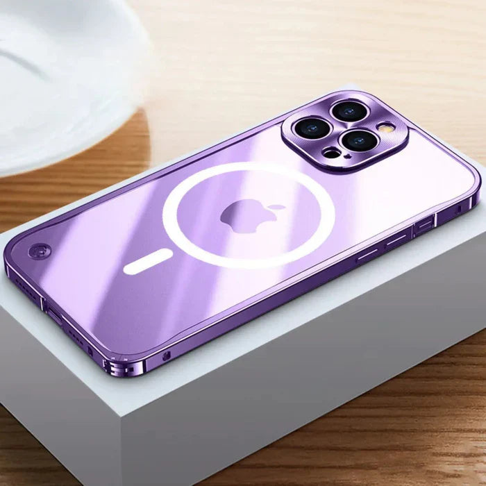 Lila iPhone 14 Pro Hülle mit MagSafe, glänzend, kratzfest, stilvolles Design.