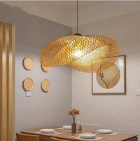 Moderne Rattan-Pendelleuchte über Esstisch, warmes Licht, skandinavisches Design, Esszimmer.