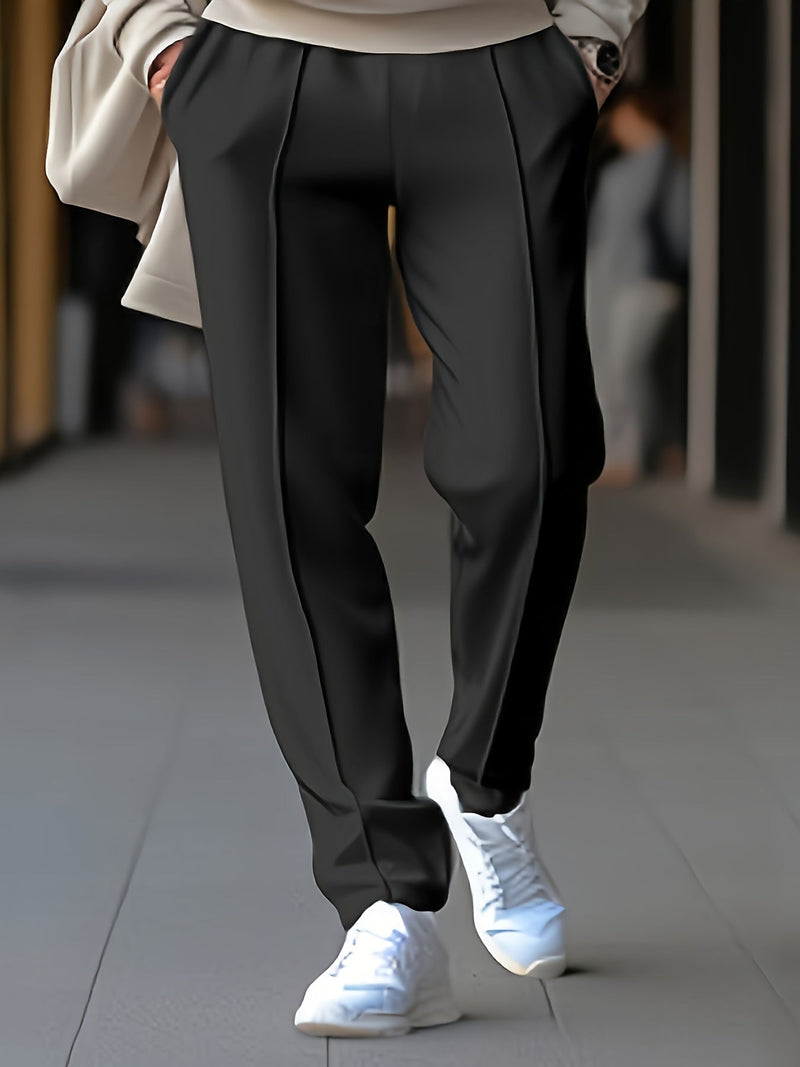 Elegante schwarze Hose, Damenmode, kombiniert mit weißen Sneakers, stilvoller Look.
