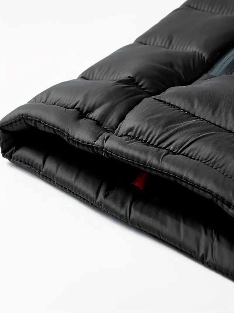 Schwarze Daunenjacke, gesteppt, warm, Wintermode, isoliert, Nahaufnahme, hochwertig.