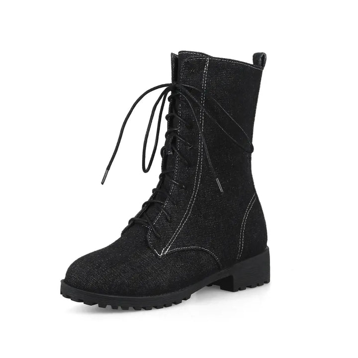 Schwarzer Damen-Schnürstiefel, robust, aus Leder, mit Blockabsatz und Profilsohle.