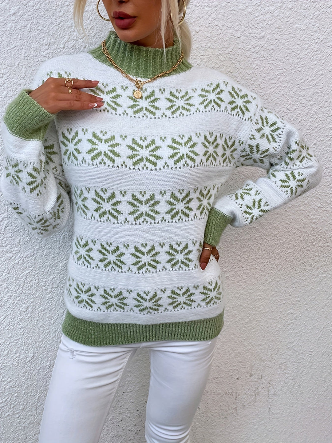 Frau in weiß-grünem Norwegerpullover, Rollkragen, Wintermode, Strickmuster, Goldschmuck.