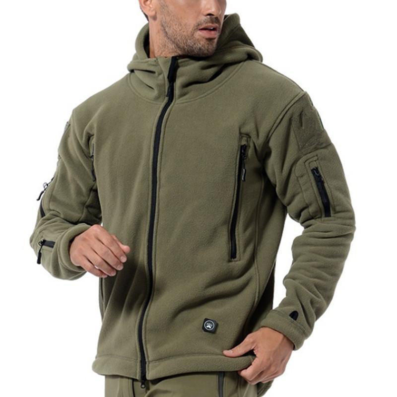 Mann in olivgrüner Fleecejacke mit Kapuze, Reißverschluss und Taschen, Outdoor-Bekleidung.