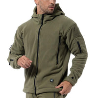 Mann in olivgrüner Fleecejacke mit Kapuze, Reißverschluss und Taschen, Outdoor-Bekleidung.