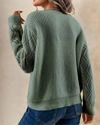 Frau in grünem Strickpullover mit Muster, Rückansicht, lässige Mode, Damenbekleidung.