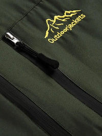 Grüne Outdoorjacke mit Reißverschluss und gelbem Logo, ideal für Wandern und Trekking.