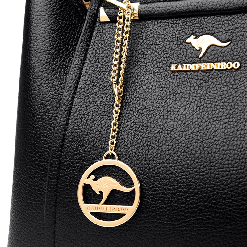 Schwarze Lederhandtasche mit goldener Känguru-Logo-Kette, elegantes Design, Damenmode.