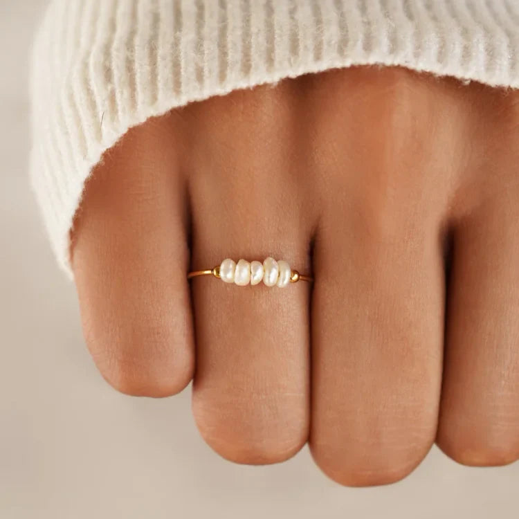 Goldener Ring mit weißen Perlen, minimalistisches Design, Damenmode, Schmuckaccessoire.