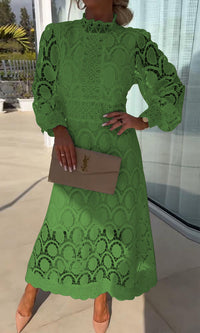 Frau in grünem Spitzenkleid mit beiger Clutch, elegantes Outfit, Sommermode, draußen.