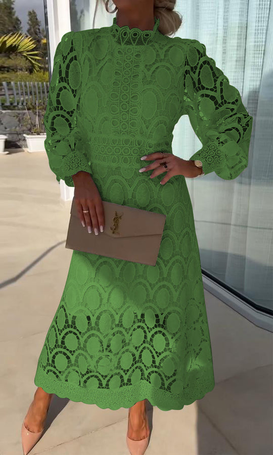 Frau in grünem Spitzenkleid mit beiger Clutch, elegantes Outfit, Sommermode, draußen.