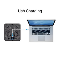 Schwarzes EMS-Trainingsgerät mit USB-Ladefunktion, verbunden mit einem Laptop.