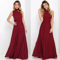 Frau in elegantem, langem, bordeauxrotem Abendkleid aus Satin, ärmellos, modisch, schick.