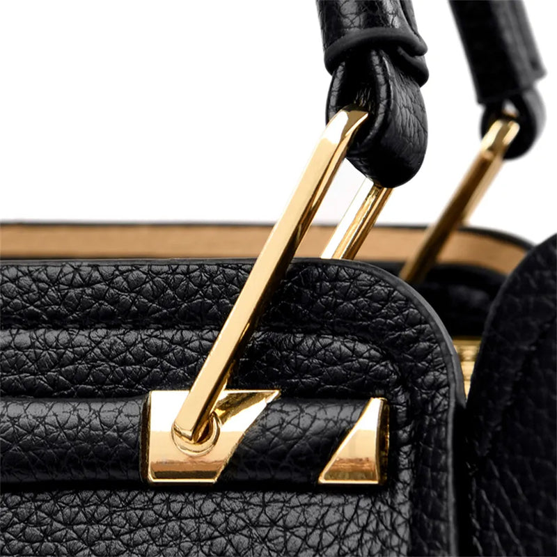 Schwarze Lederhandtasche mit goldenen Metallakzenten, luxuriöses Design, Nahaufnahme.