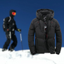 Schwarze Daunenjacke mit Kapuze, ideal für Winter und Outdoor-Aktivitäten, vor Bergsteiger.