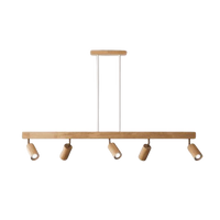 Moderne Holz-Pendelleuchte mit fünf verstellbaren Strahlern, ideal für Esszimmerbeleuchtung.