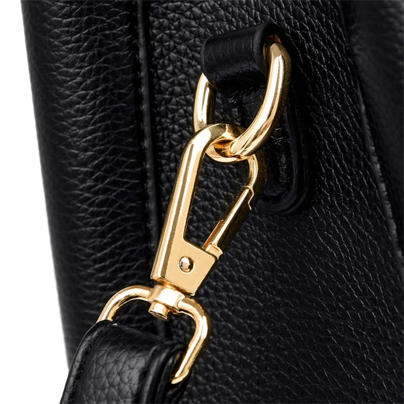 Schwarze Ledertasche mit goldener Metallschnalle, elegante Damenhandtasche, hochwertig.