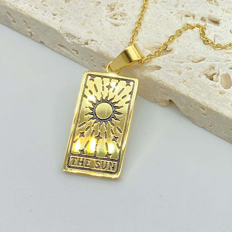 Goldene Tarot-Anhänger-Halskette mit Sonnenmotiv auf rechteckigem Anhänger, modisch und elegant.
