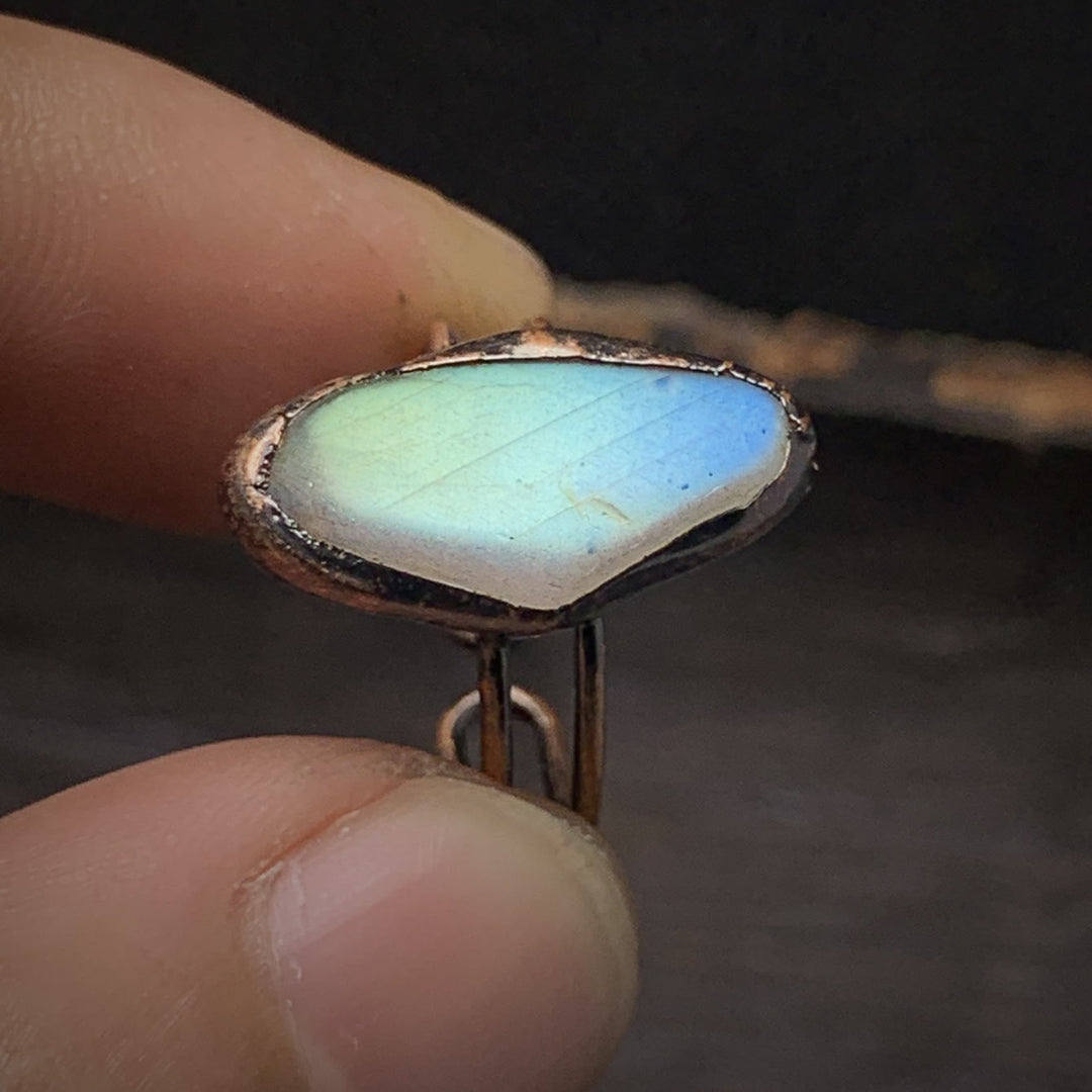 Handgefertigter Ring mit blau-grünem Opalstein, Kupferfassung, einzigartiges Schmuckdesign.