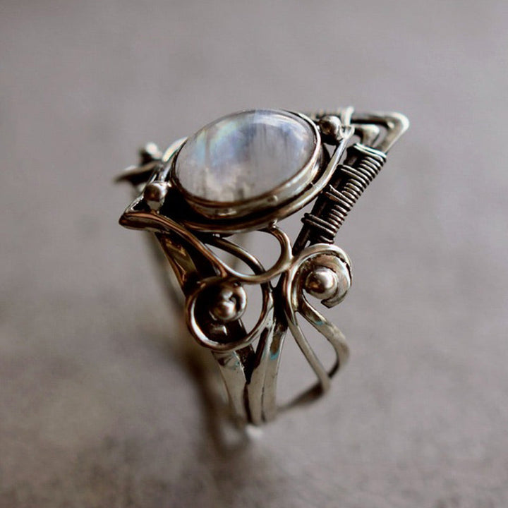 Silberring mit Mondstein, handgefertigt, filigranes Design, Schmuck für Damen, Boho-Stil.