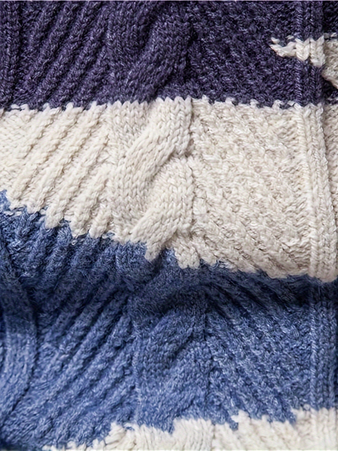 Gestrickter Pullover, blau-weiß, Zopfmuster, Baumwolle, Wintermode, Herrenbekleidung.