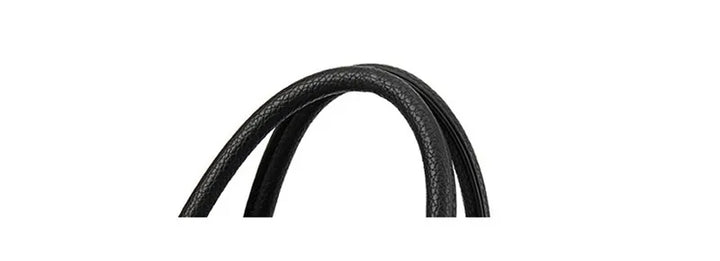 Schwarzer Ledergürtel, elegant, hochwertig, Accessoire für Herrenmode, langlebig, stilvoll.