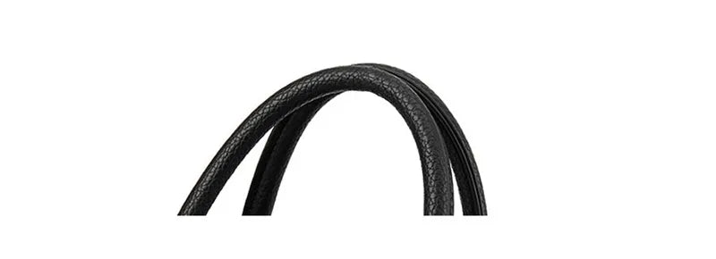 Schwarzer Ledergürtel, elegant, hochwertig, Accessoire für Herrenmode, langlebig, stilvoll.