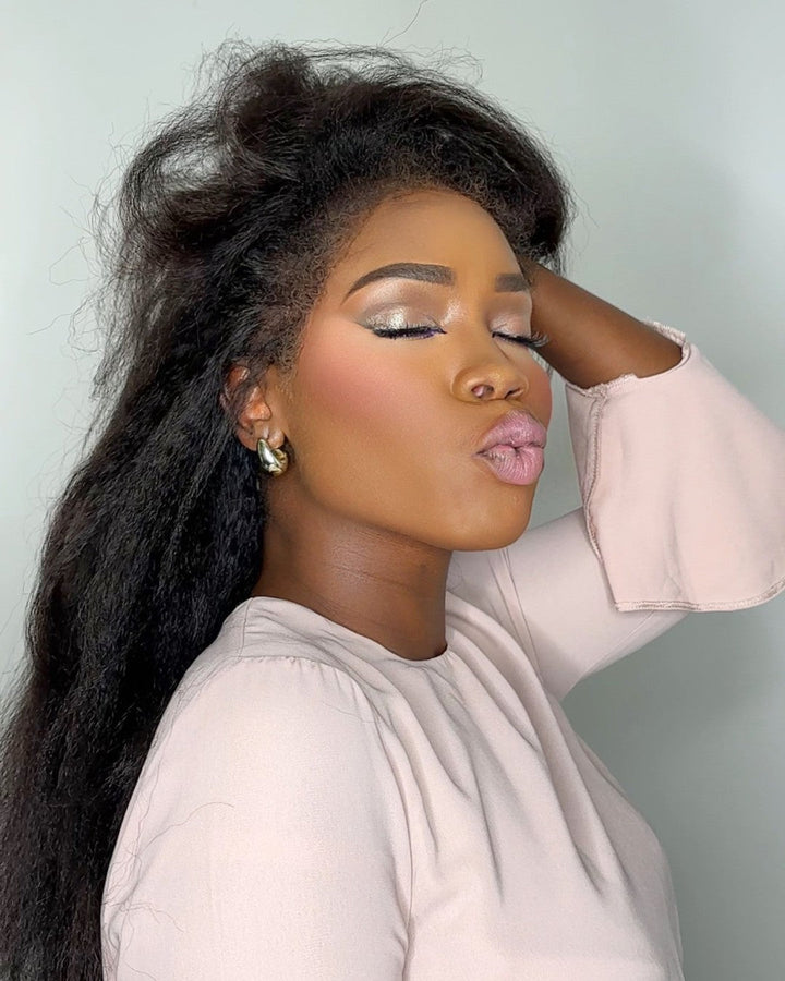 Schwarze HD Lace Perücke mit Lockenrand – Imani Herbstzauber Edition